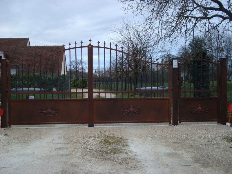 Portail marron aspect rouillé