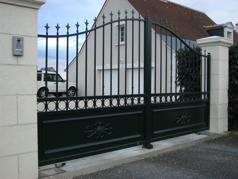 Portail en fer vert très foncé