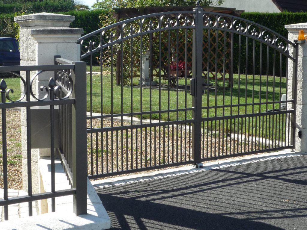 Portail en fer gris et clôture