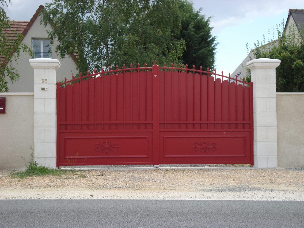 Portail en fer rouge de la maison 35