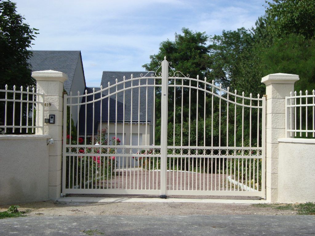 Portail en ferraille blanc avec un effet artistique