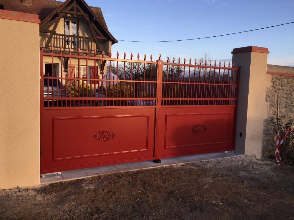 Portail rouge d'une maison en bois