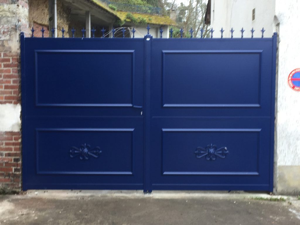 Portail en fer bleu