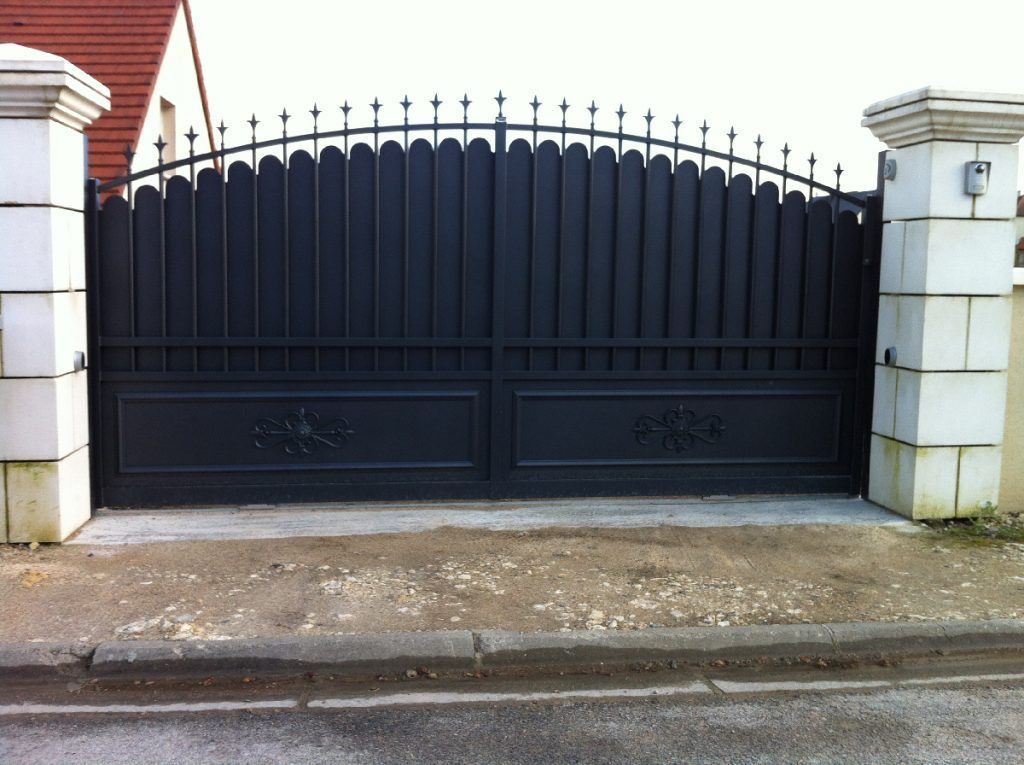 Portail en fer noir