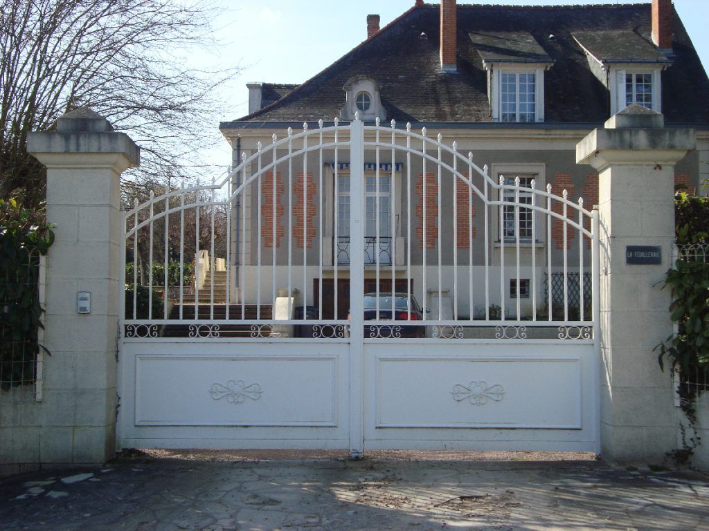 Portail en fer avec des barreaux