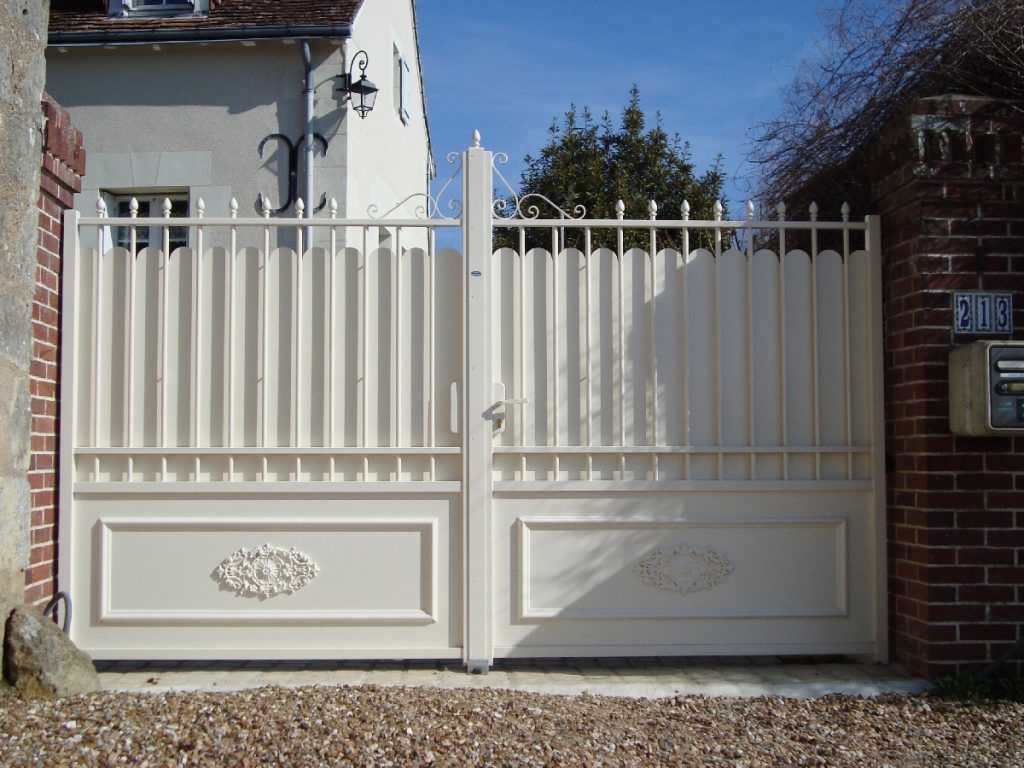 Portail en fer blanc de la maison 213