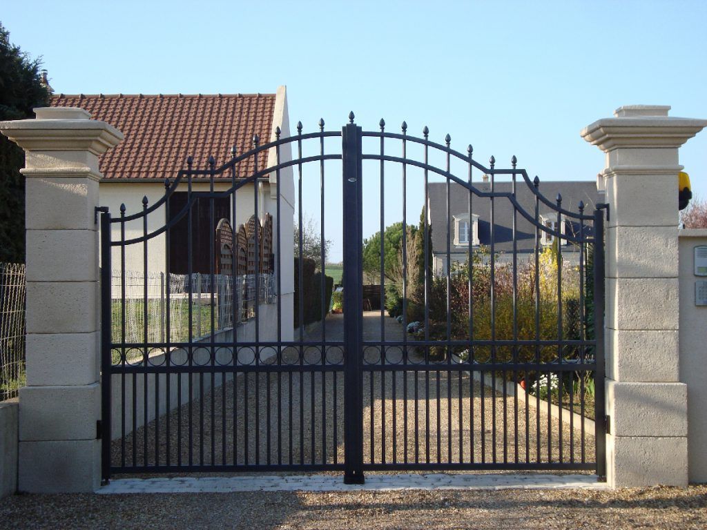 Portail en ferraille noir
