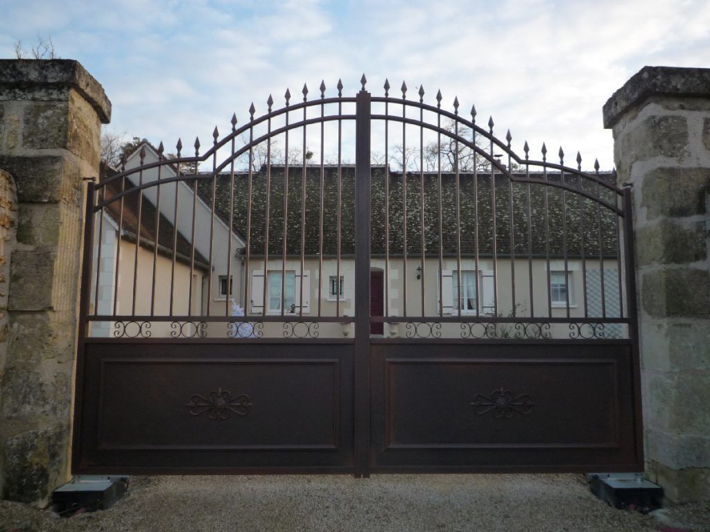 Portail en fer noir