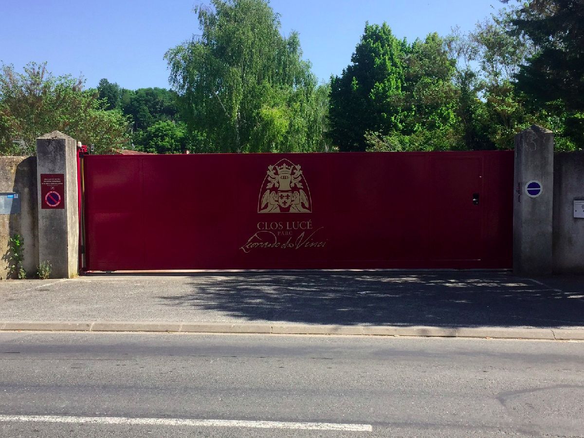 Portail industriel rouge