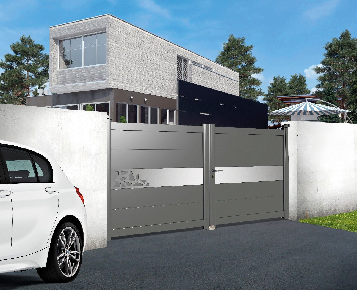 Portail avec une bande décorative au milieu