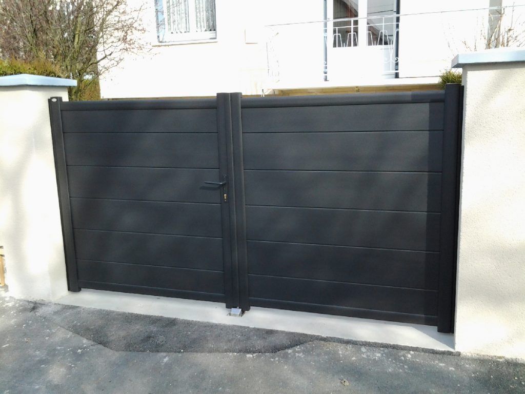 Portail avec une poignée pour l'ouvrir