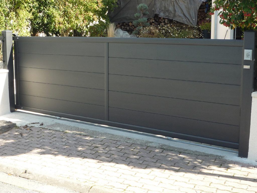 Portail fermé en aluminium gris foncé