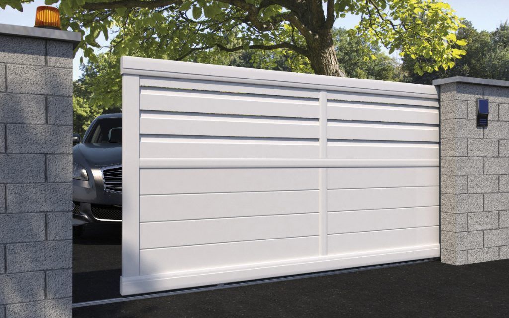 Portail coulissant blanc avec une voiture qui veut sortir par là