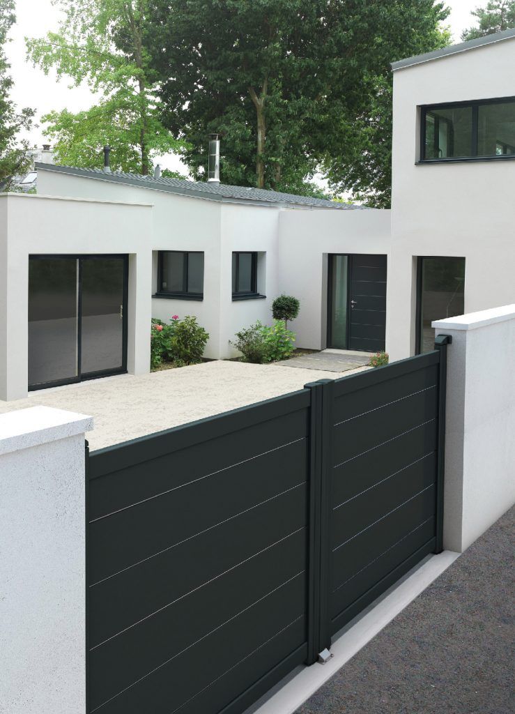 Maison moderne avec une façade blanche ayant un portail noir