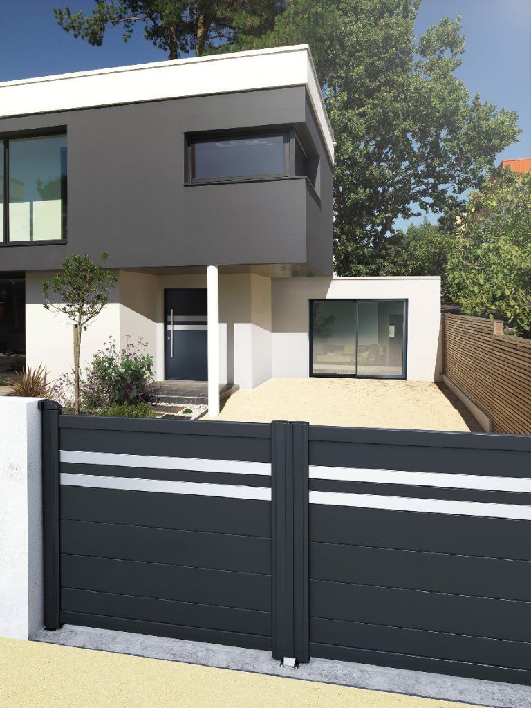 Maison d'architecte ayant un portail noir et blanc