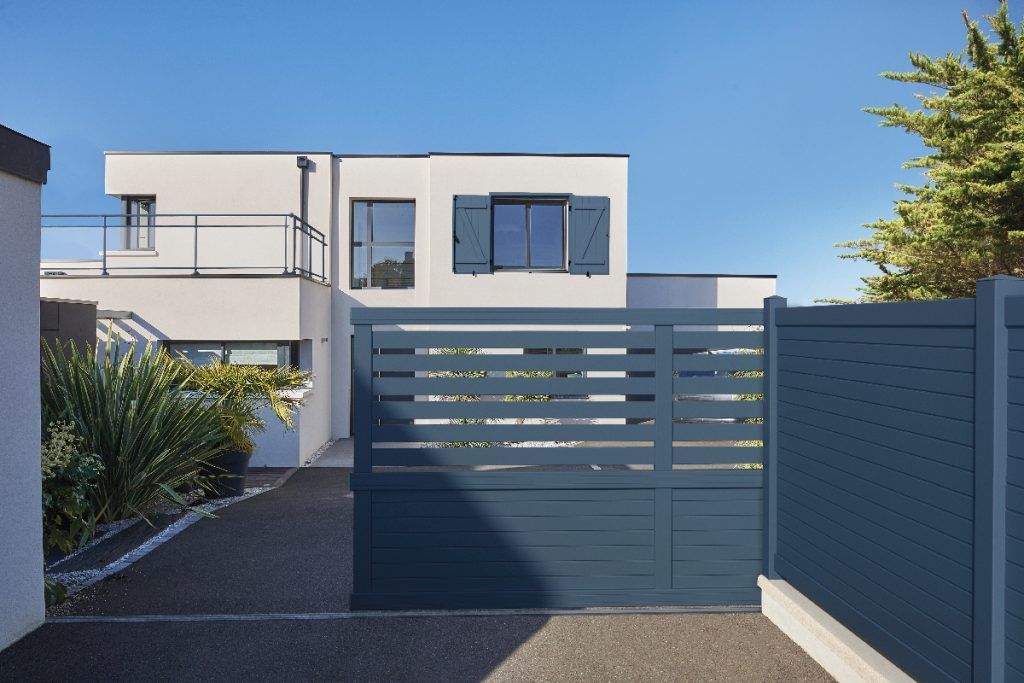 Portail bleu à lames pour une maison à toit plat