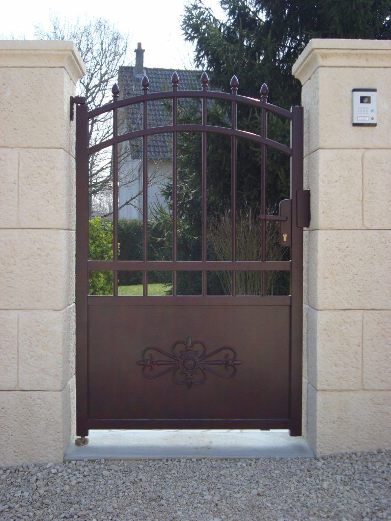 Portillon en fer marron