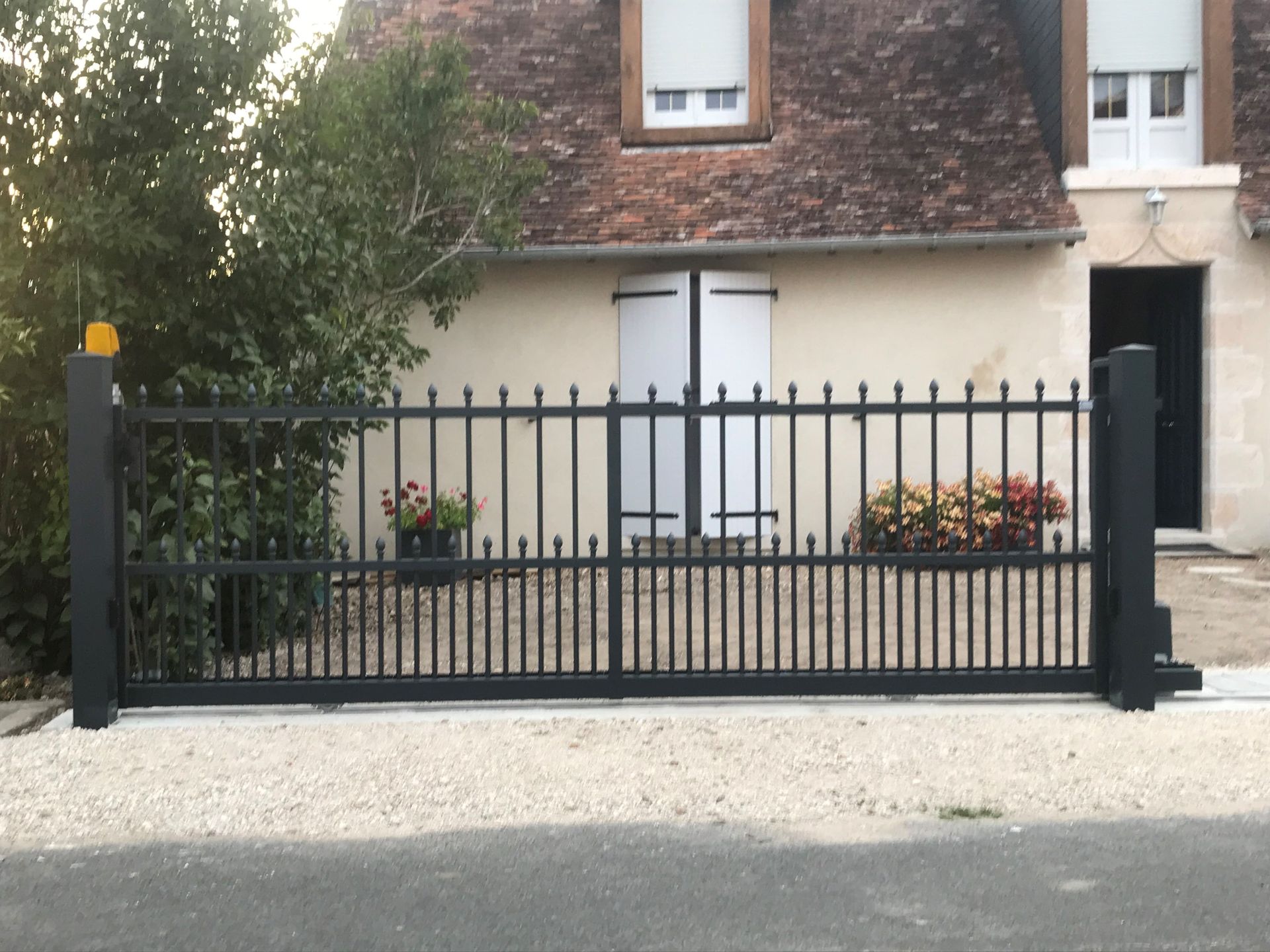 Portail coulissant avec petite lampe indiquant l'ouverture ou la fermeture