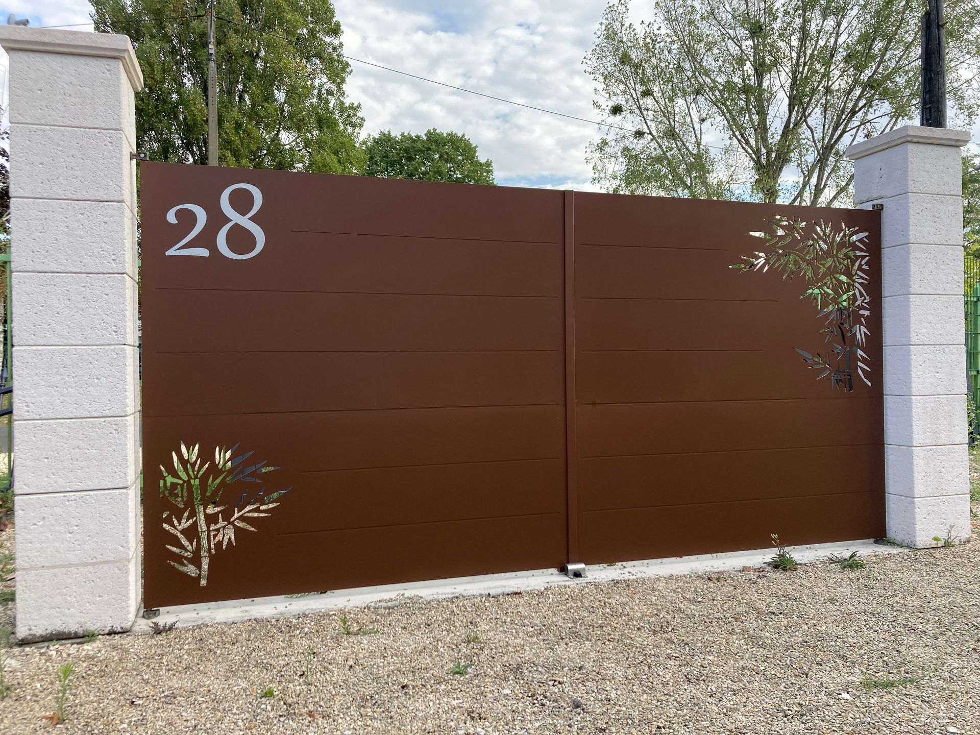 Portail marron avec le numéro 28 dessus