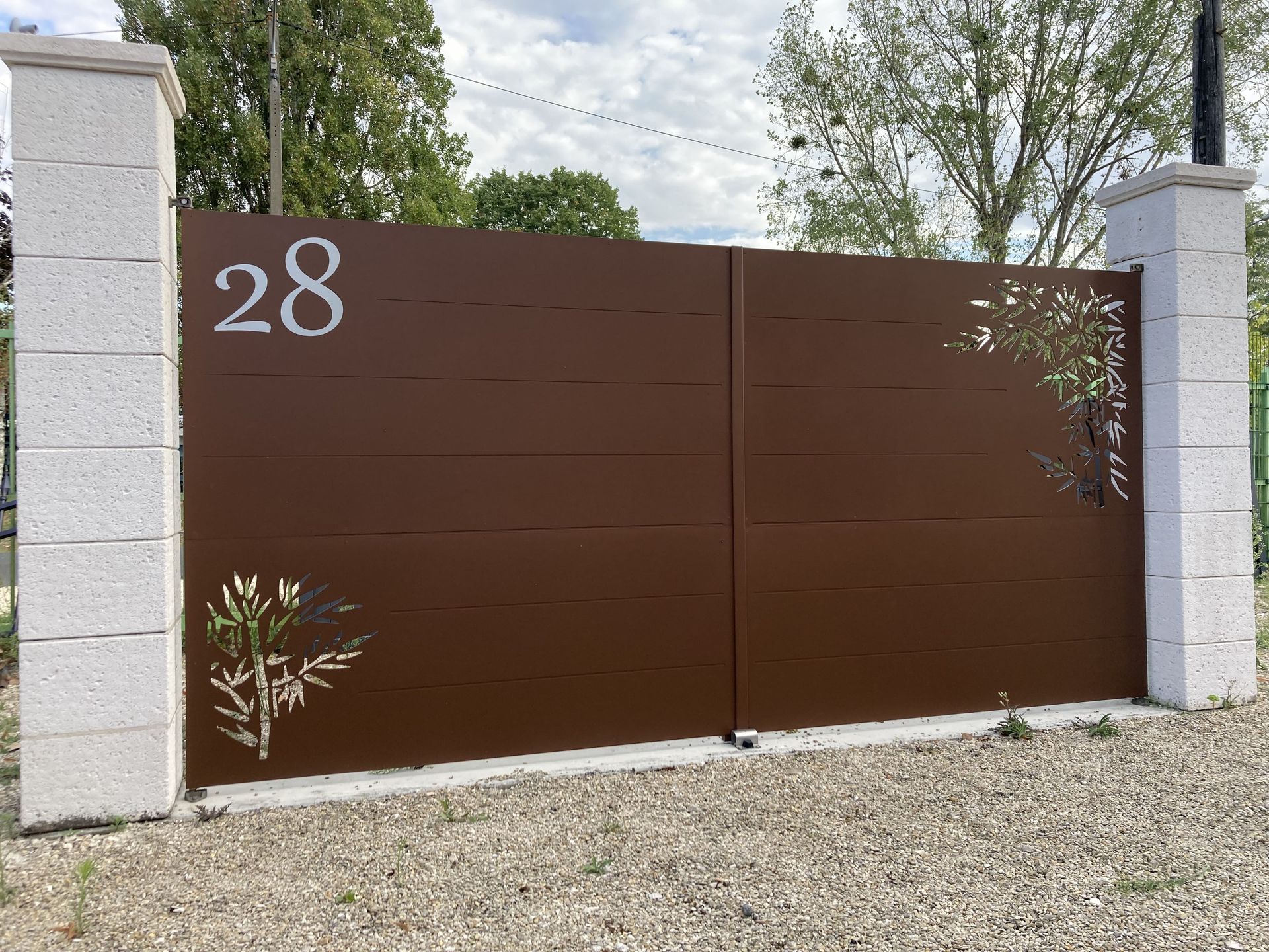 Portail marron avec numéro 28 dessus