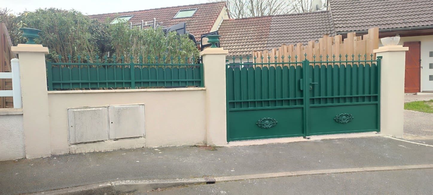 Portail et clôture en fer vert