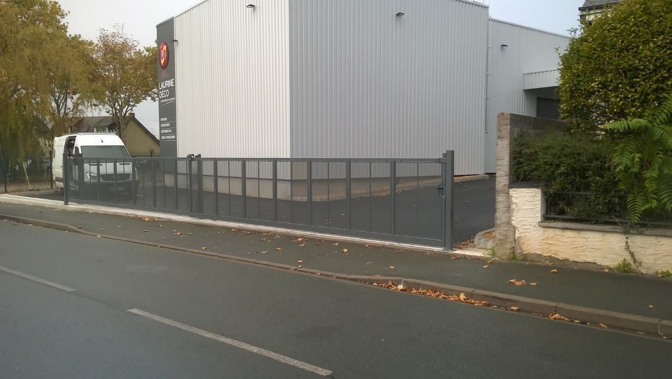 Portail gris coulissant de l'entreprise Laurine Déco