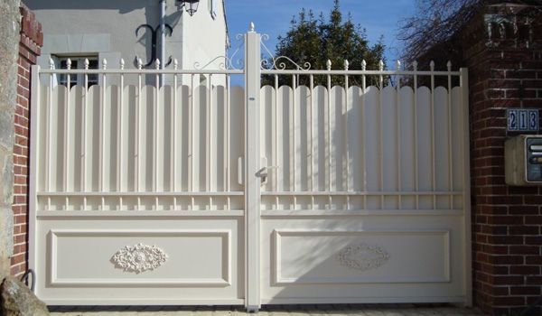 portail en fer forgé blanc