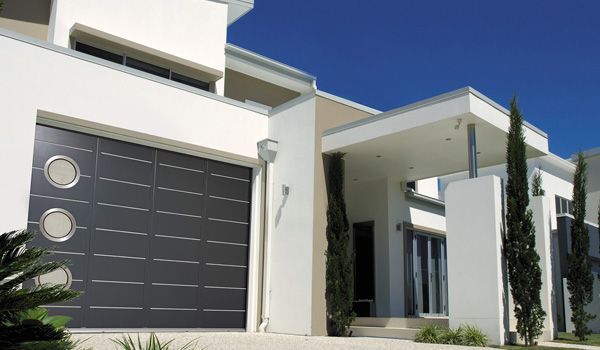 porte de garage avec des hublots de lumière sur des murs blancs