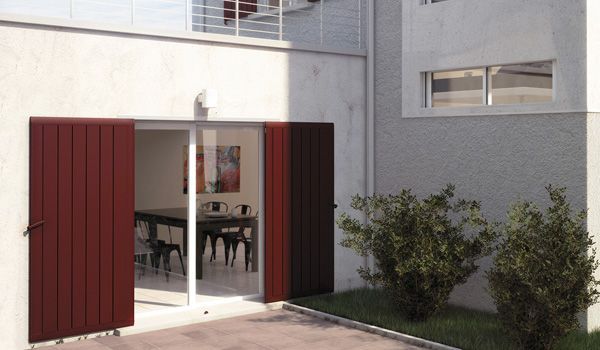 grand volet de baie vitrée de couleur bordeaux