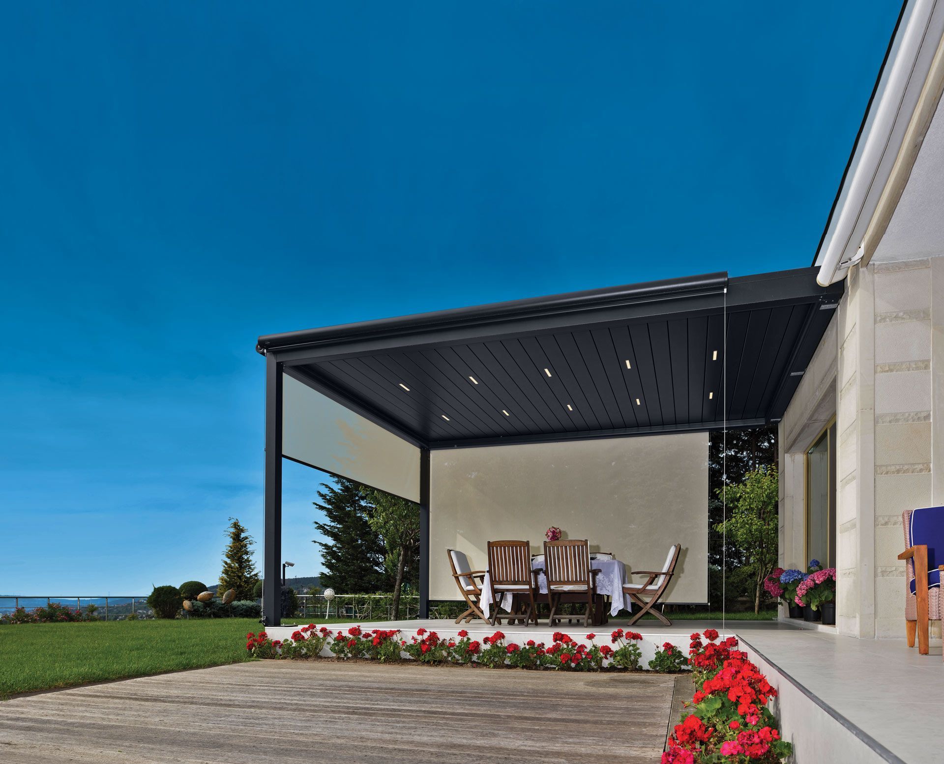 abris de terrasse avec une table en dessous