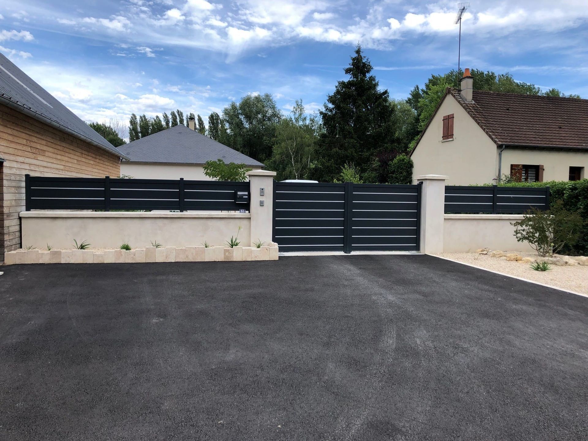 Allée goudronnée avec portail et clôture assortie