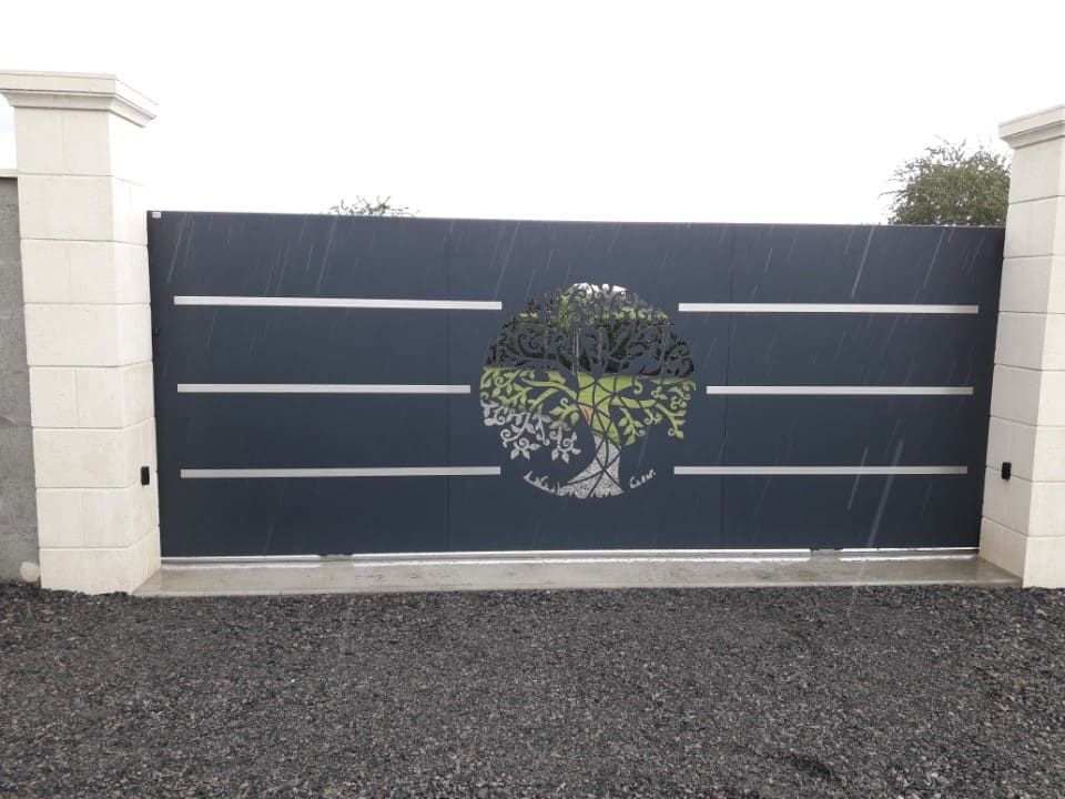 Portail avec une forme d'arbre gravée dedans