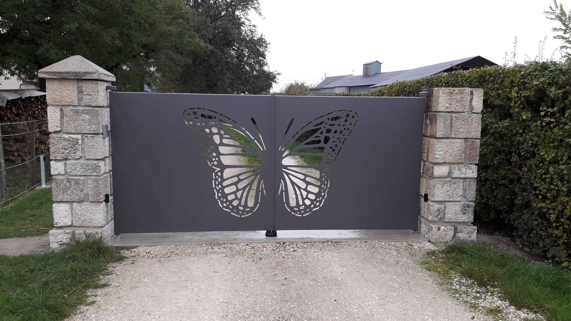 Portail avec une grande forme de papillon gravé dedans