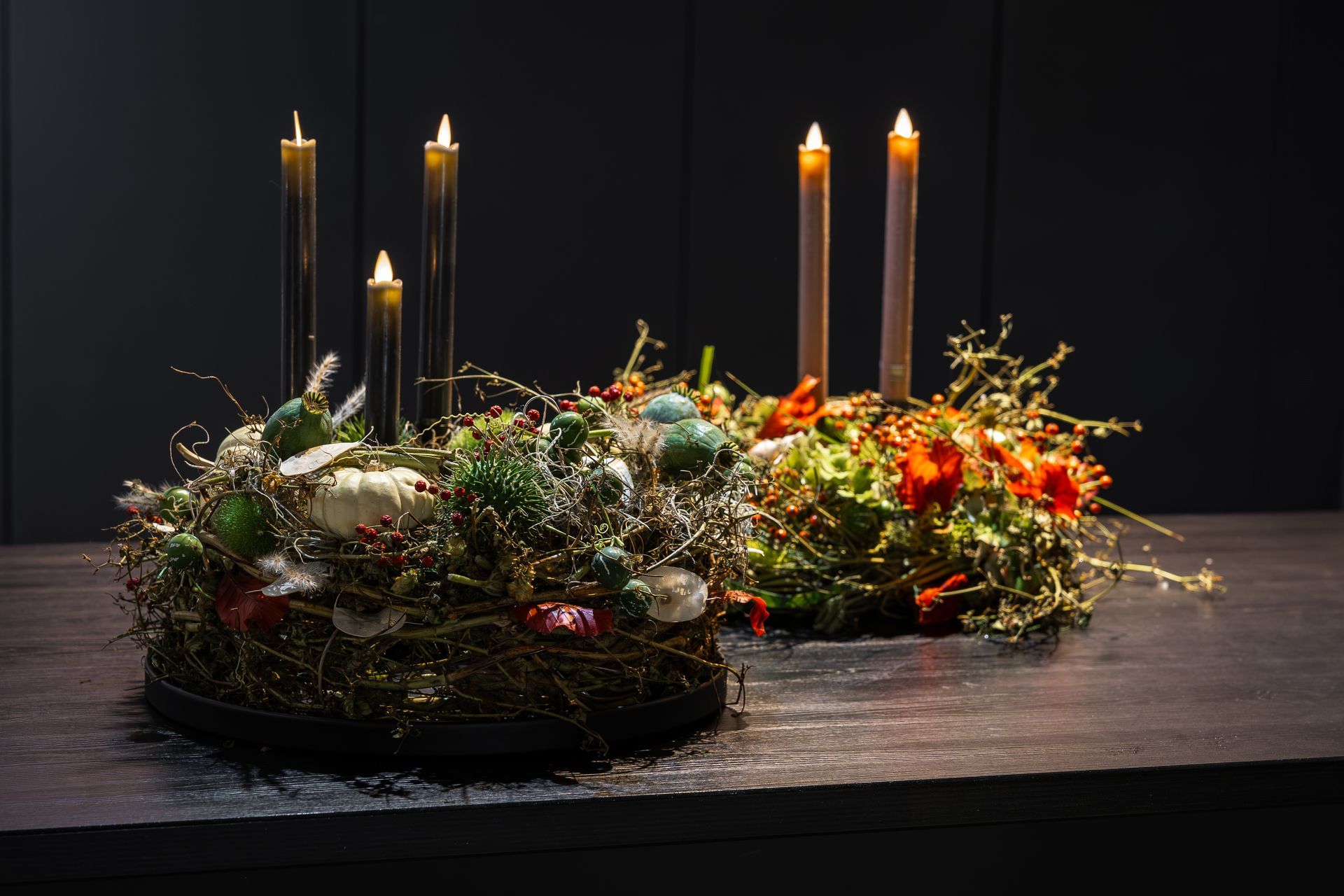 Eine Person, die einen Strauß gelber Tulpen auf einem Holztisch arrangiert.