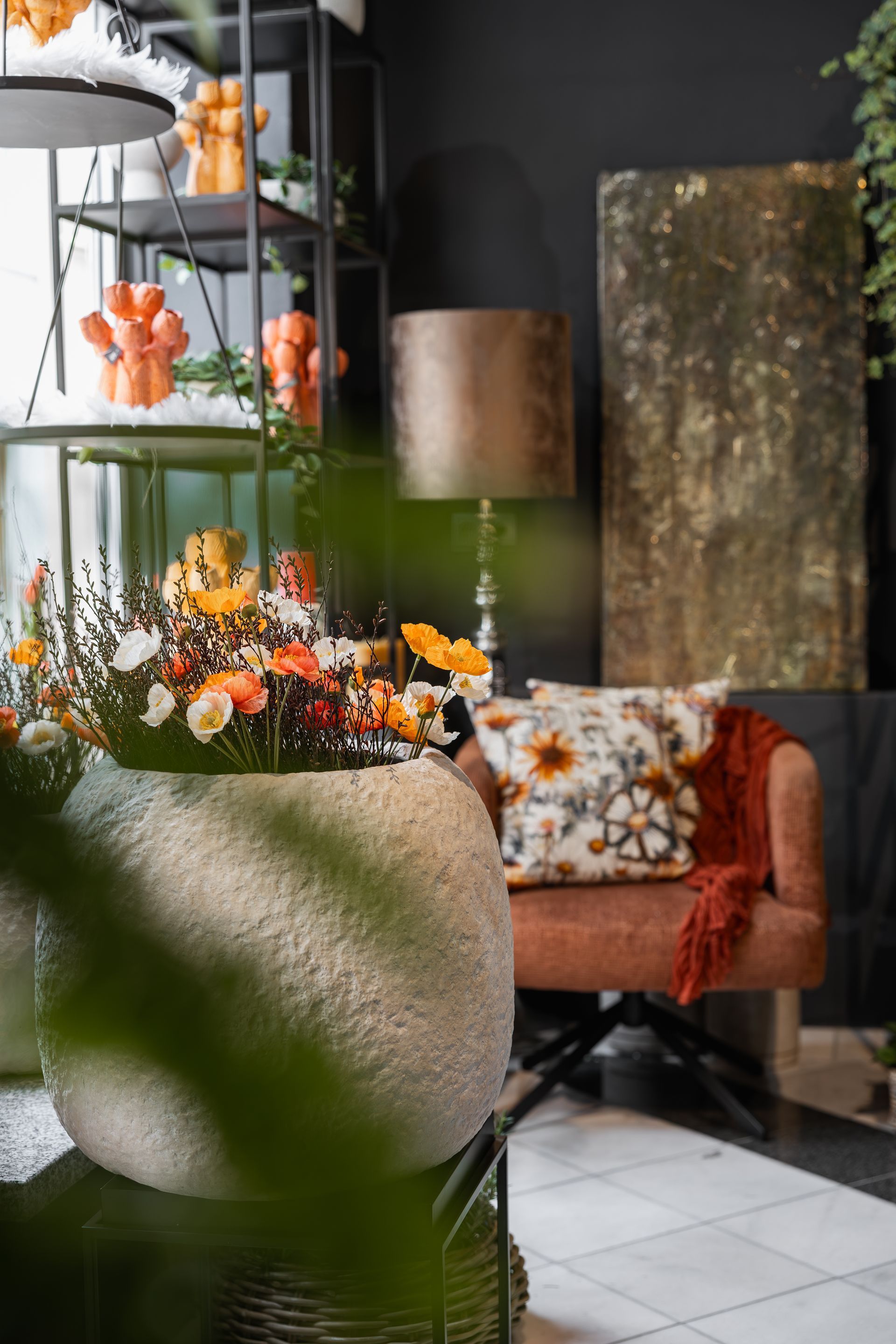 Bunte Blumensträuße in einem hellen Blumenladen, mit rosa, pfirsichfarbenen und violetten Blüten, die ausgestellt sind.