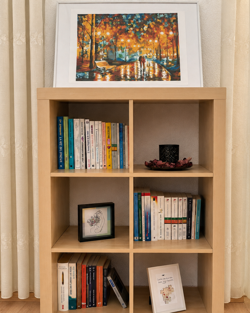 Estantería de madera con libros y cuadros