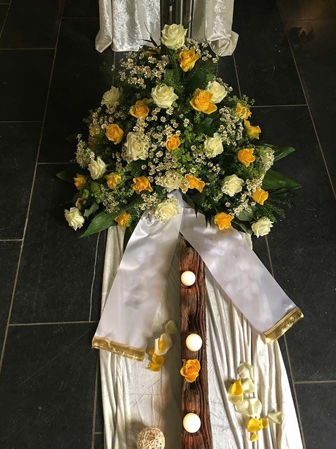 Gelbes Rosengesteck mit Schleife