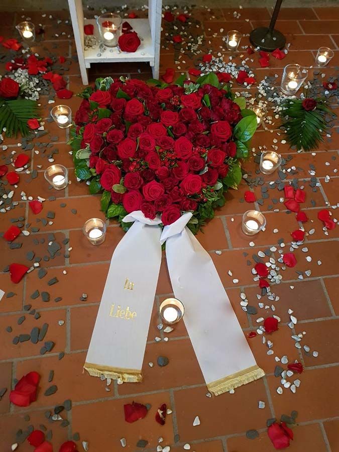 Rotes Rosenherz mit Schleife