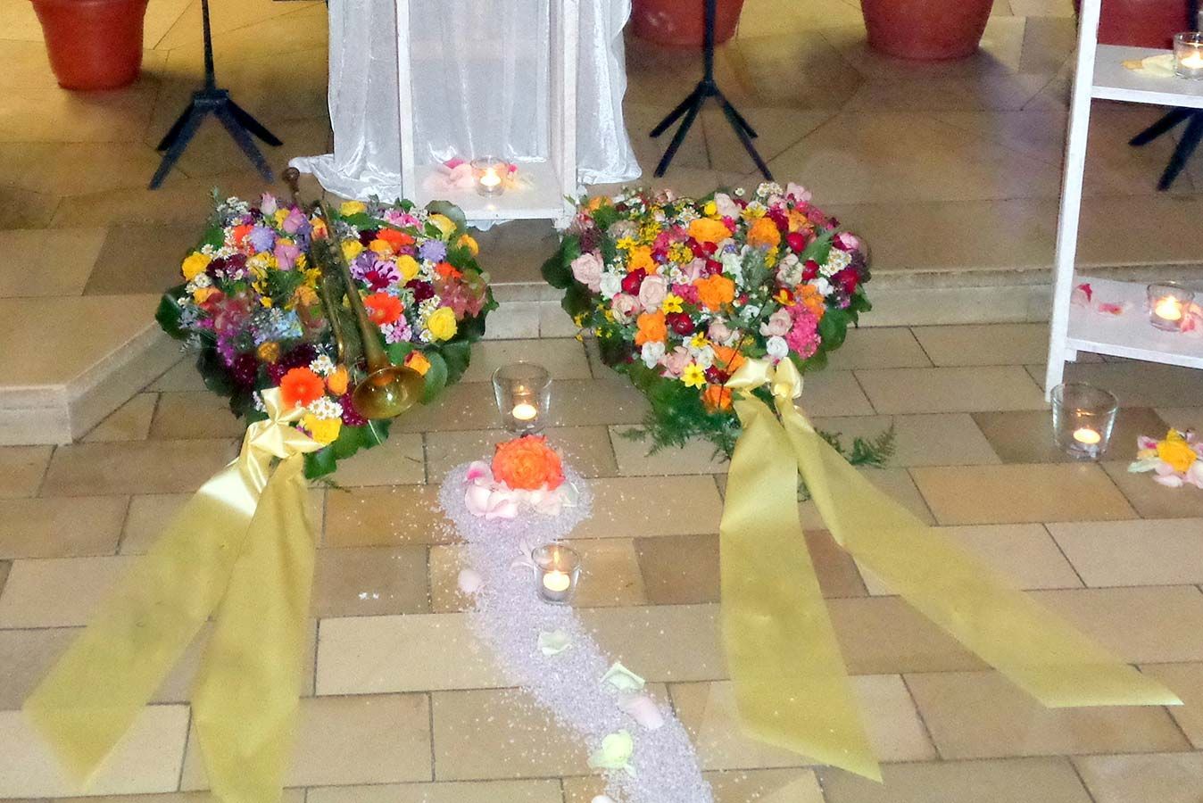 Zwei bunte Gestecke