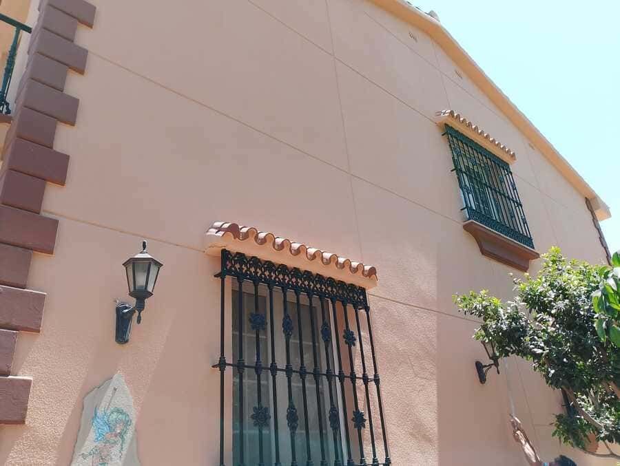 Un edificio con una ventana y una lámpara en el costado.