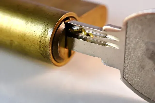 Un primer plano de una cerradura con una llave que sobresale de ella.