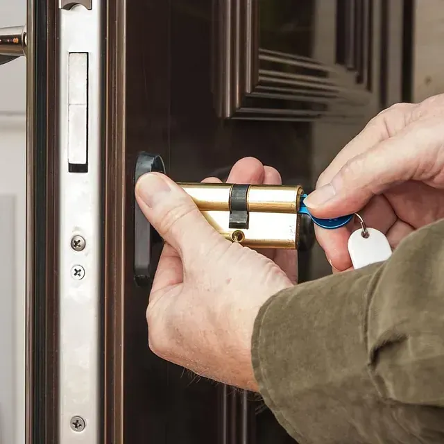 Una persona está abriendo una puerta con una llave.