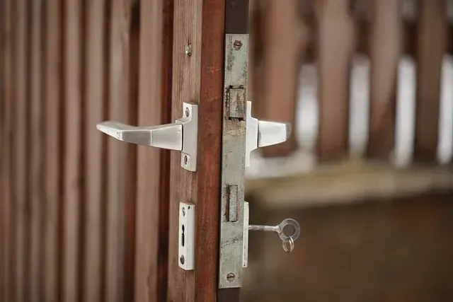 Un primer plano de una puerta con una llave dentro.