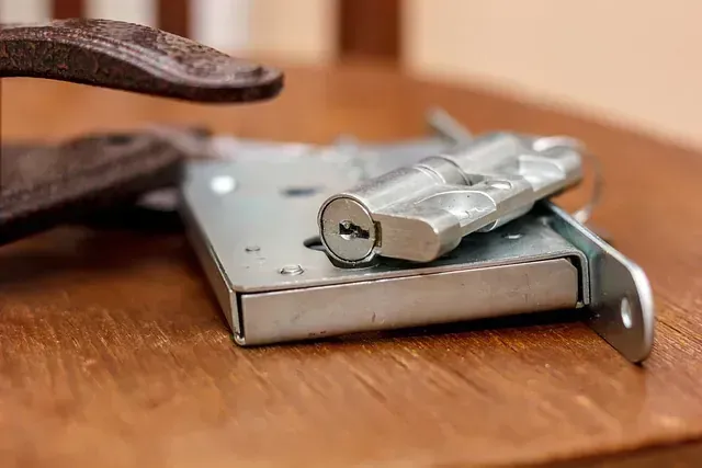 Un primer plano de una cerradura y llaves sobre una mesa de madera.