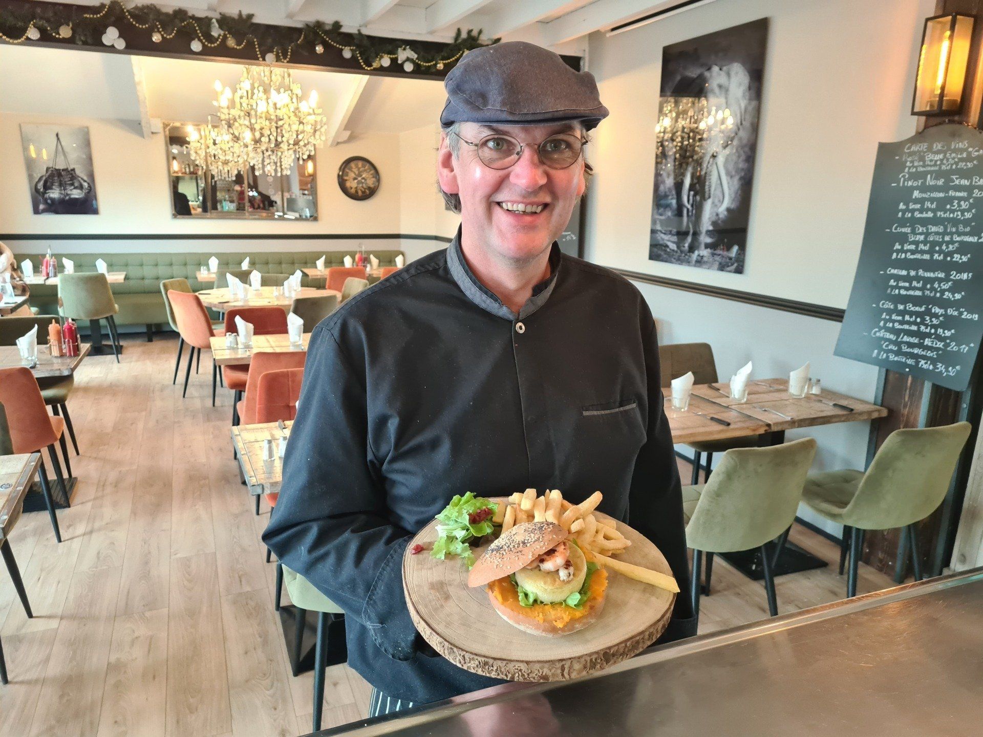 Client heureux avec son burger