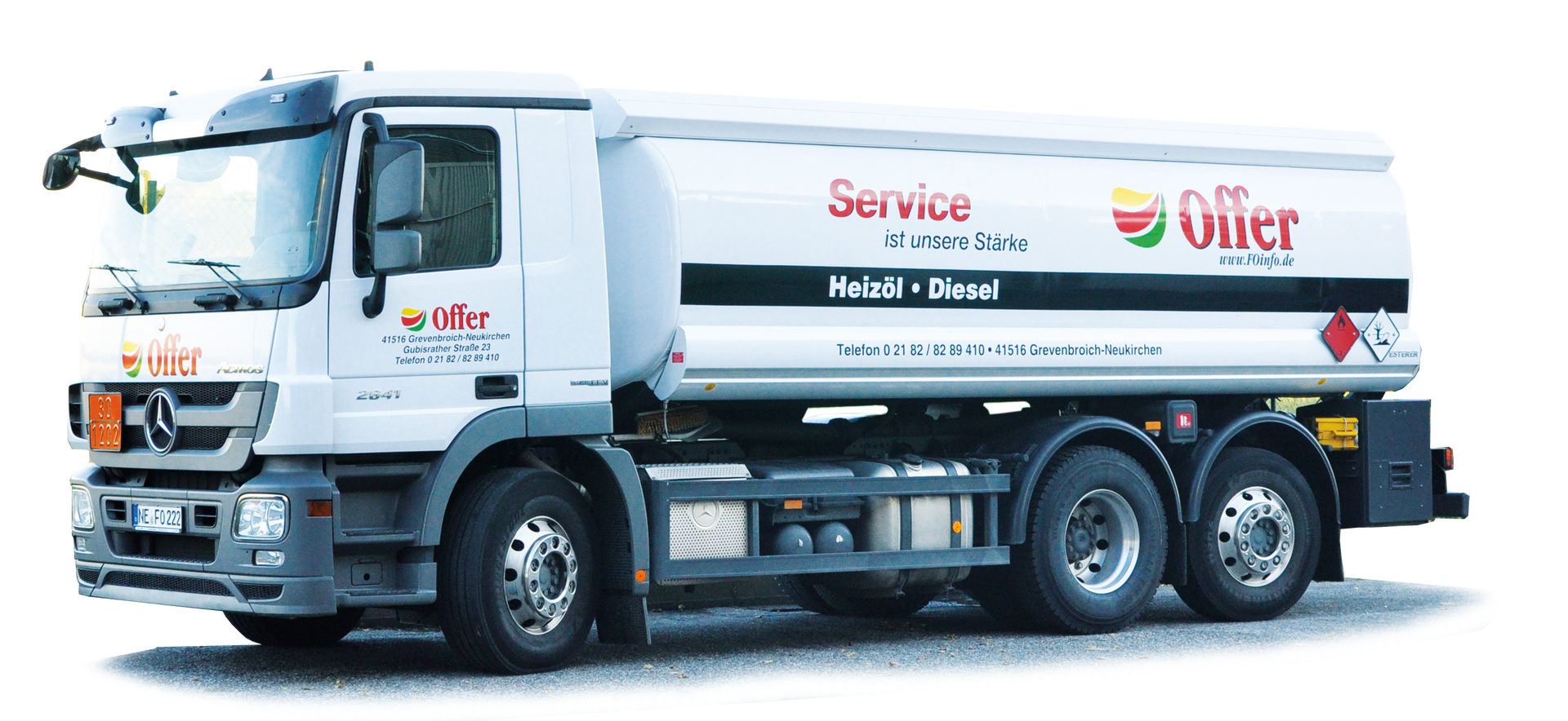 Mitarbeiter von Franz Offer GmbH & Co. KG Landhandel Offer füllt einen Tank mit Heizöl
