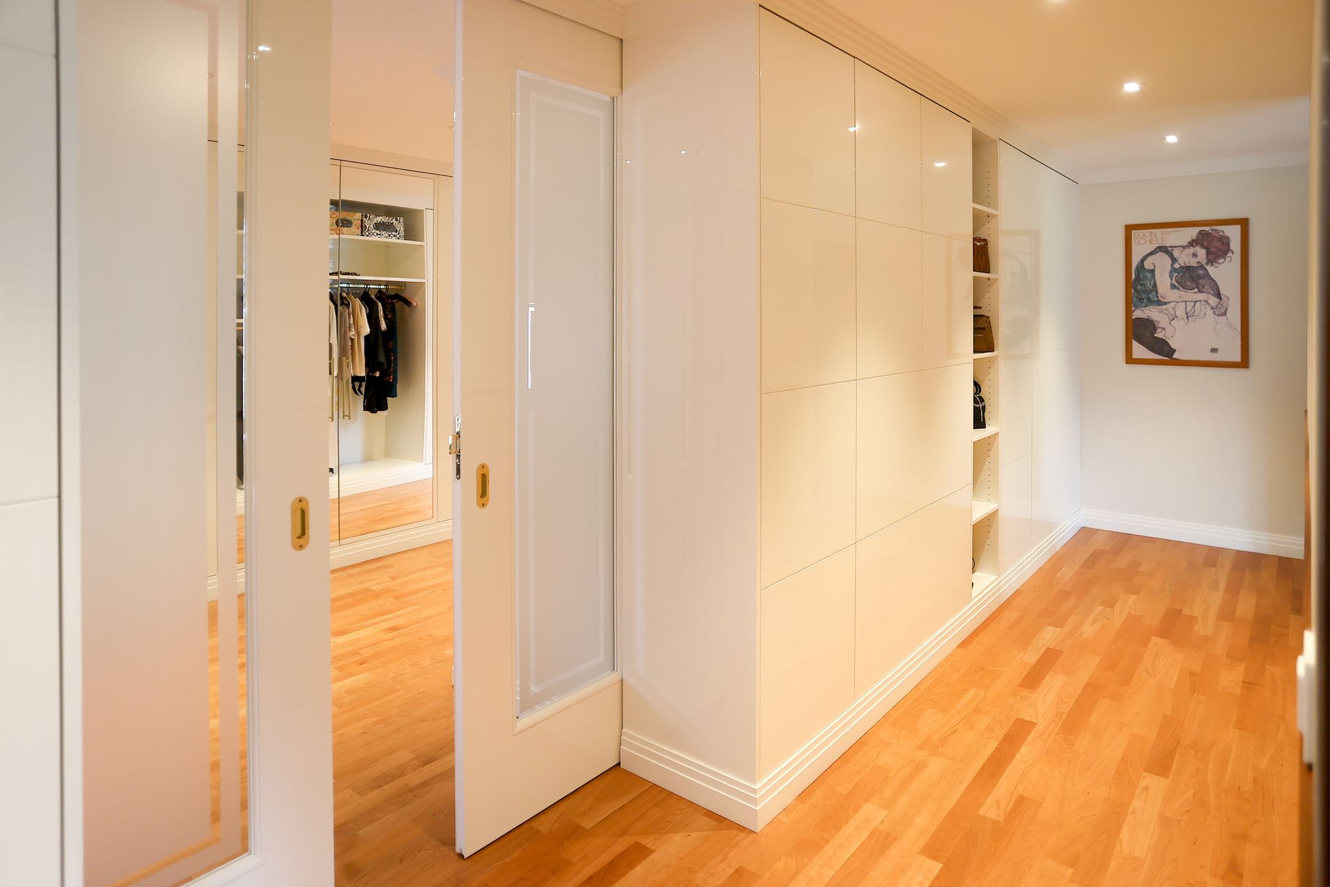 Ein Wohnzimmer mit Sofa, Tisch, Stühlen und Blick auf die Stadt. Ladinas Reinigungen GmbH