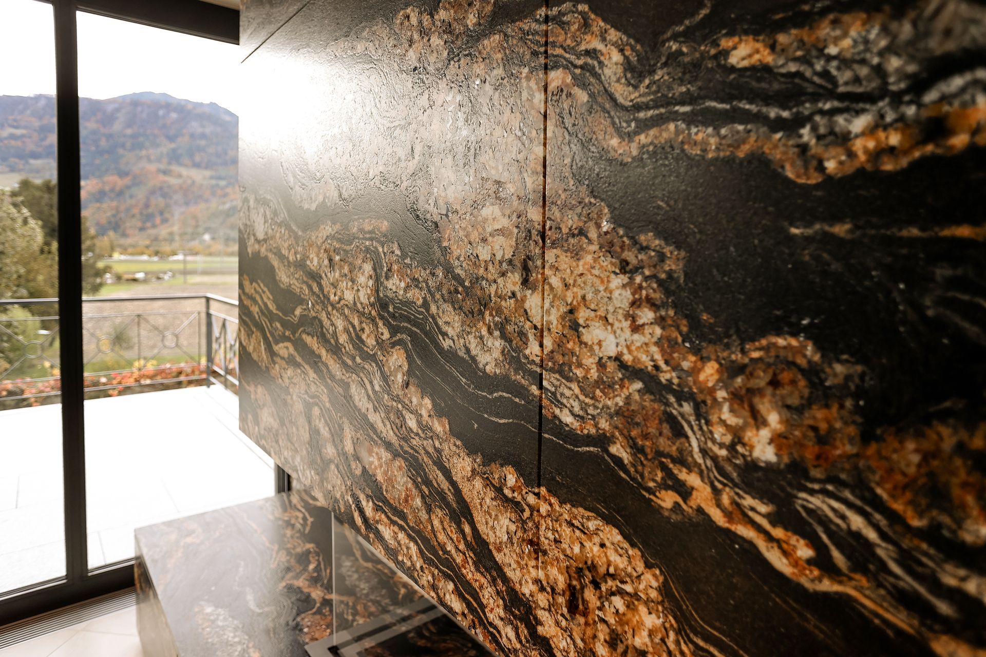 Ein Mann reinigt in einem Wohnzimmer einen Teppich mit einem Staubsauger. Ladinas Reinigungen GmbH