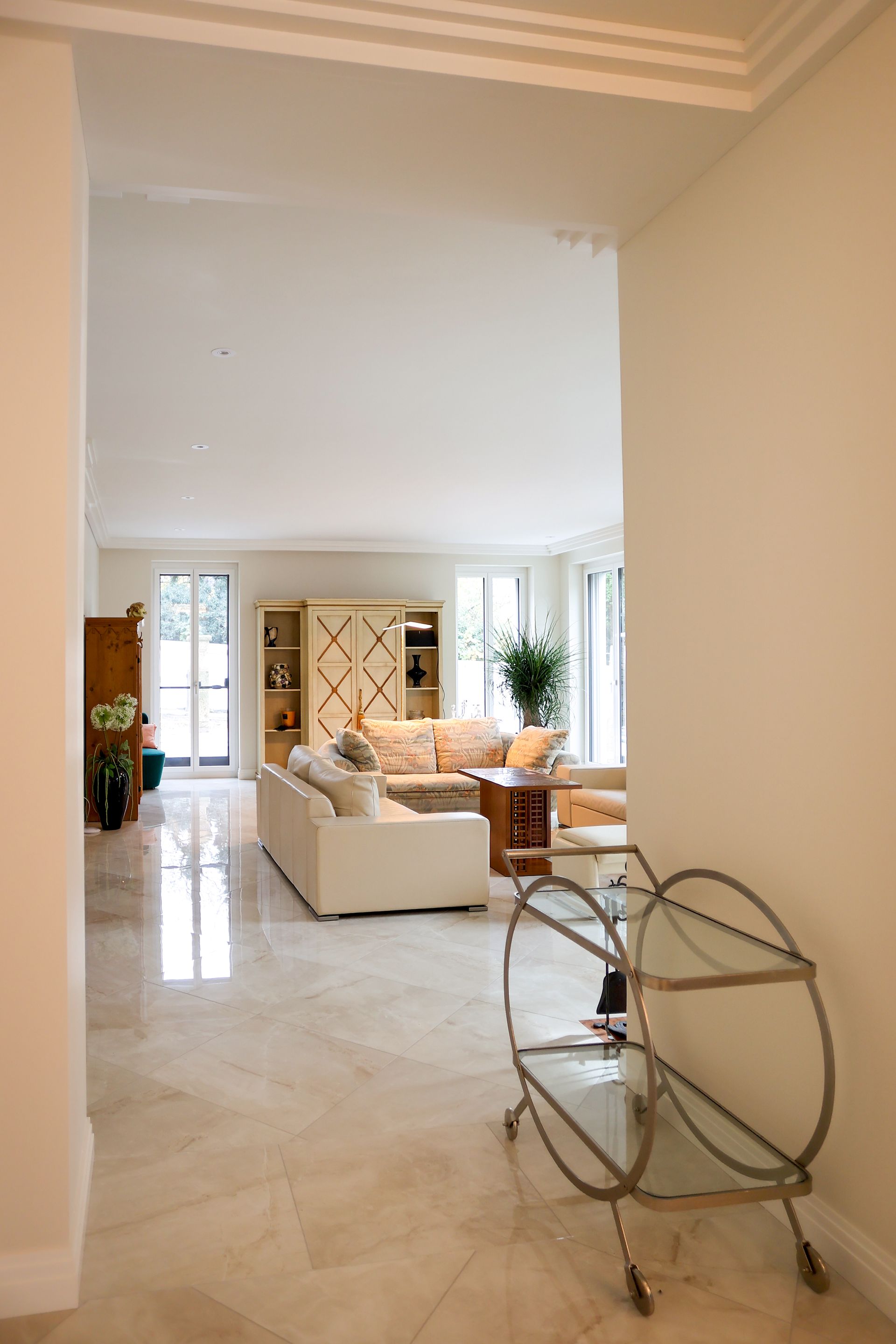 Eine künstlerische Darstellung eines großen Hauses mit vielen Fenstern, Ladinas Reinigungen GmbH