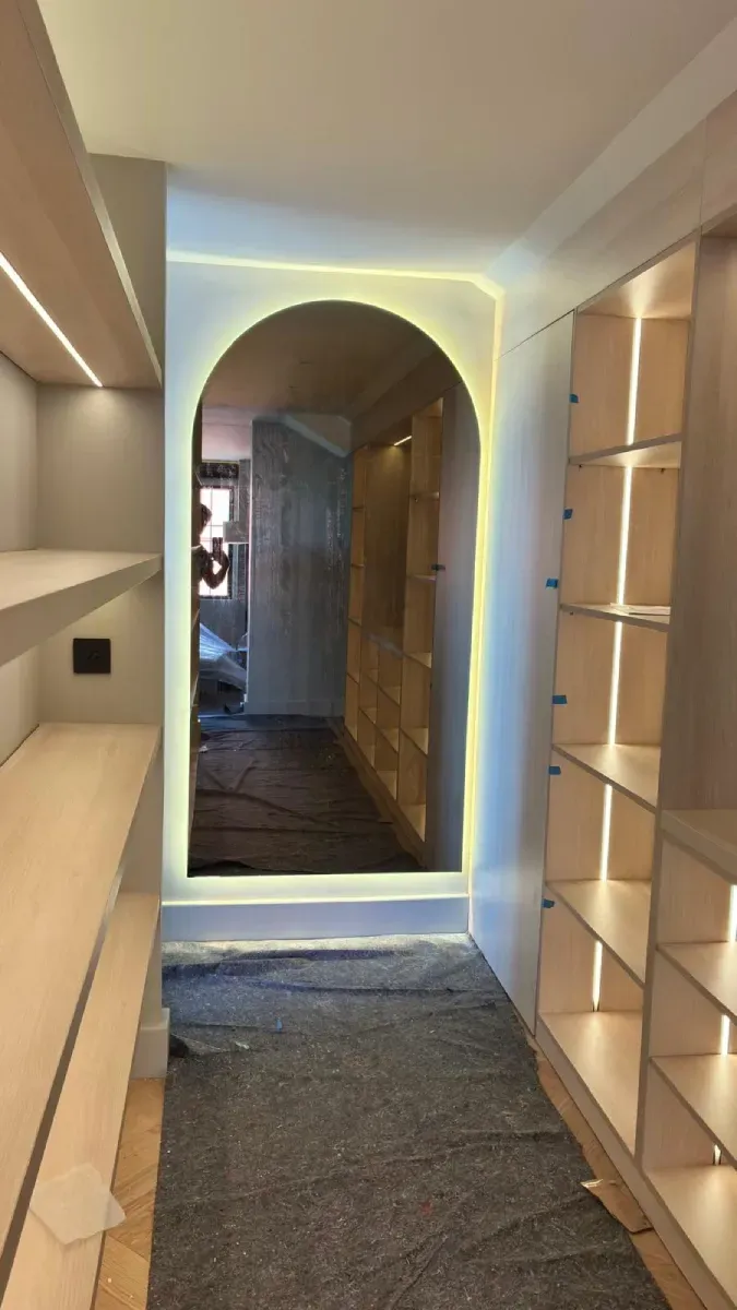 Una moderna cabina de ducha de cristal con puertas correderas en un baño alicatado.